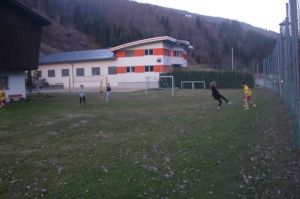 Fussballspielen Anfang April bei der Jugendpension Müllauerhof