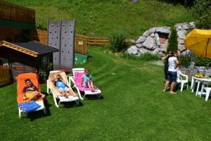 gemütliche Liegen zum Ausrasten in der Jugendpension Müllauerhof