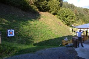 Wettschießen bei der Jugendpension Müllauerhof im Pfeil und Bogen