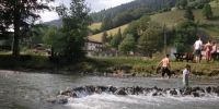 Tolle Abkühlung im Bach mit Liegewiese bei der Jugendpension Müllauerhof in Saalbach-Hinterglemm